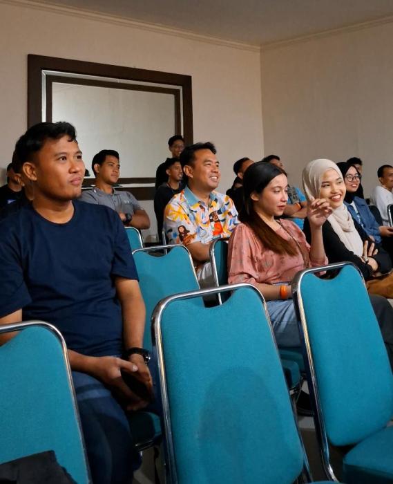 Mengintip Aktivitas Paslon Cawawalkot Cirebon Suhendrik Jelang Debat Ketiga, Nonton Stand Up Komedi